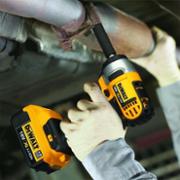 Ударний гайкокрут DeWalt DCF880M2